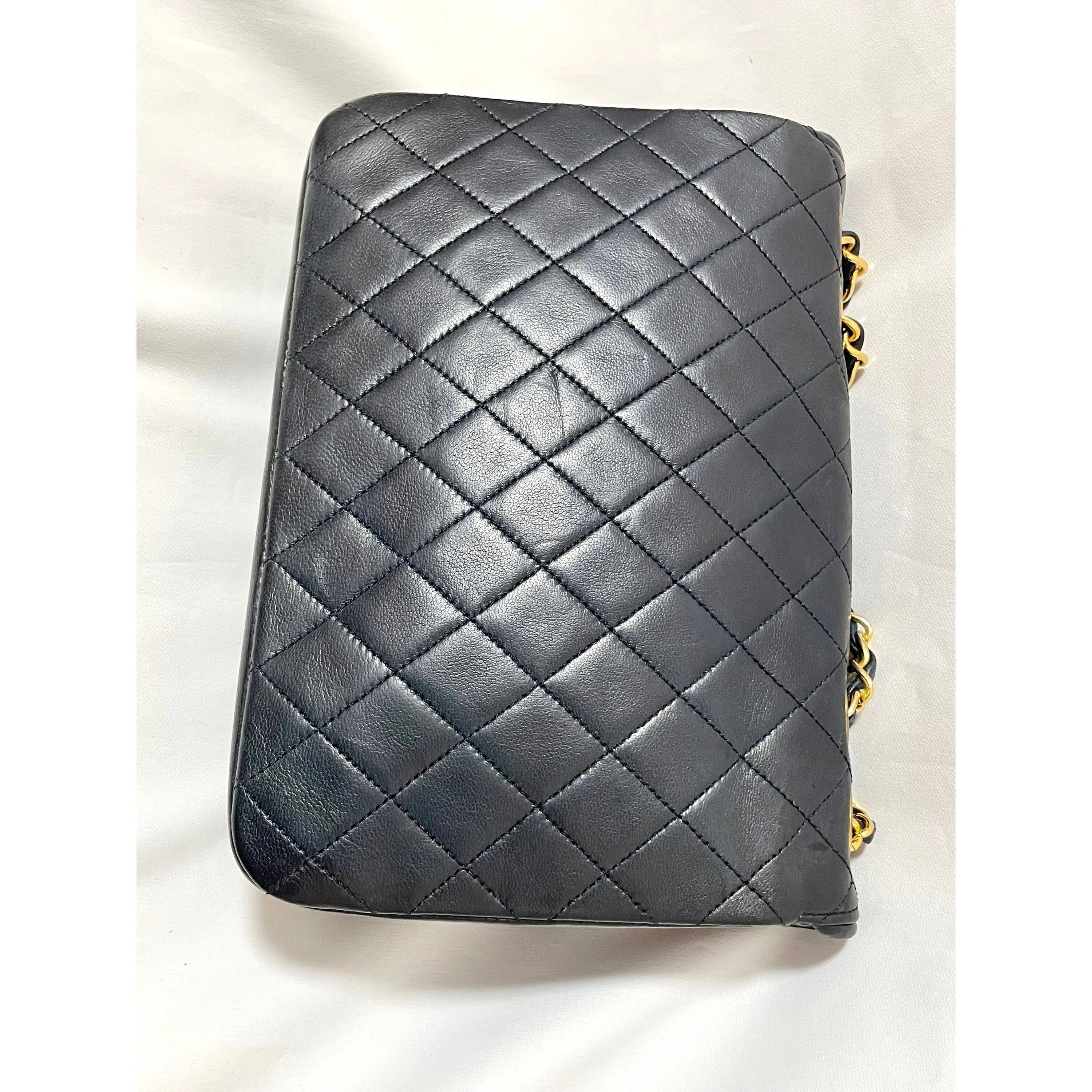 80's vintage Chanel dark navy lambskin 2.55 classic shoulder bag with gold chain and turn lock cc closure. Unique oval red edges. 051205ac4