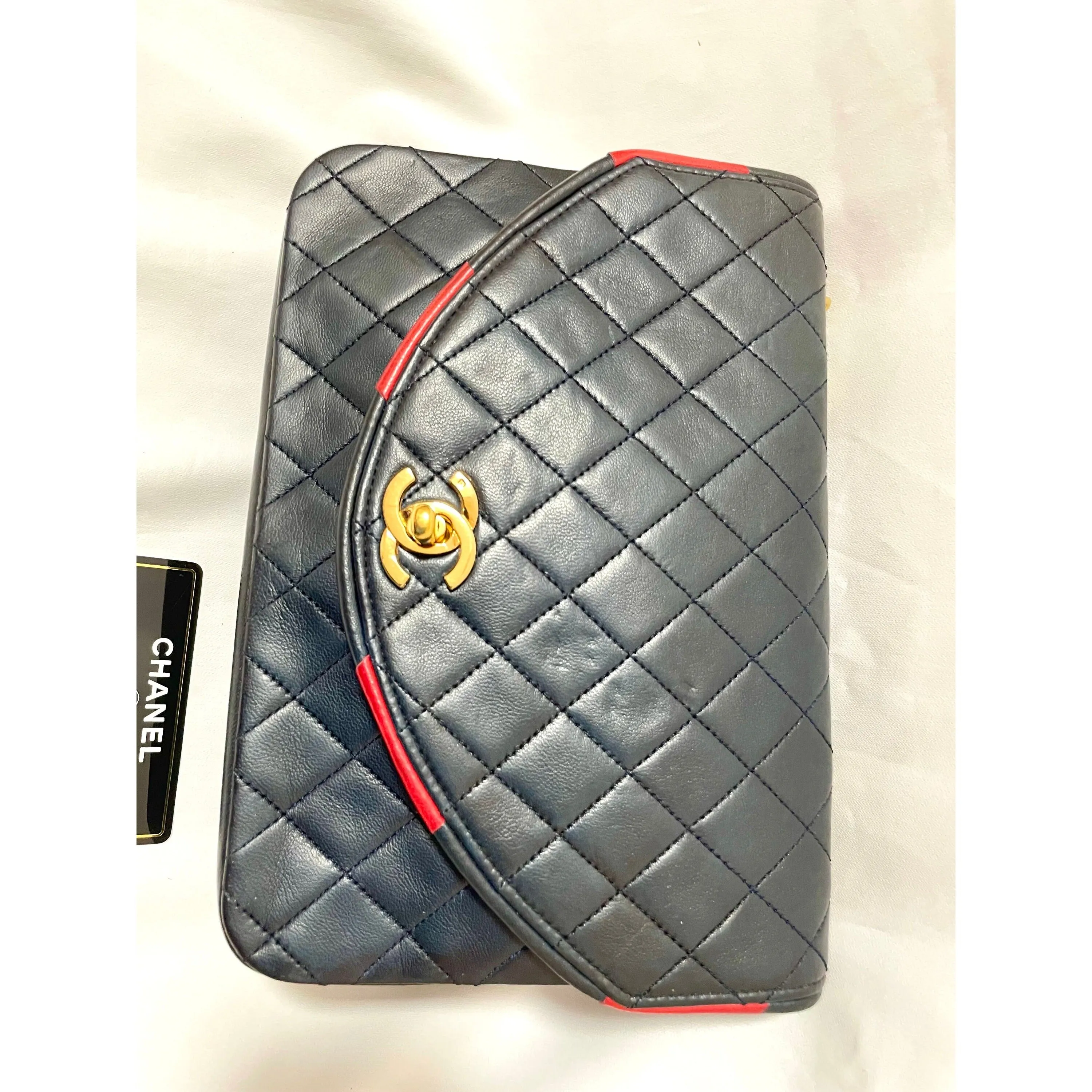 80's vintage Chanel dark navy lambskin 2.55 classic shoulder bag with gold chain and turn lock cc closure. Unique oval red edges. 051205ac4
