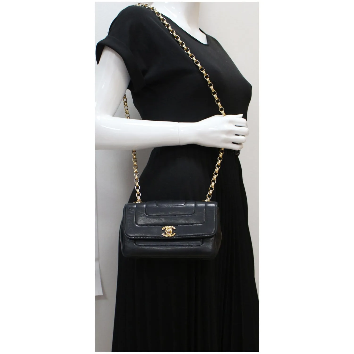 CHANEL Vintage Border Flap Lambskin Shoulder Bag Black