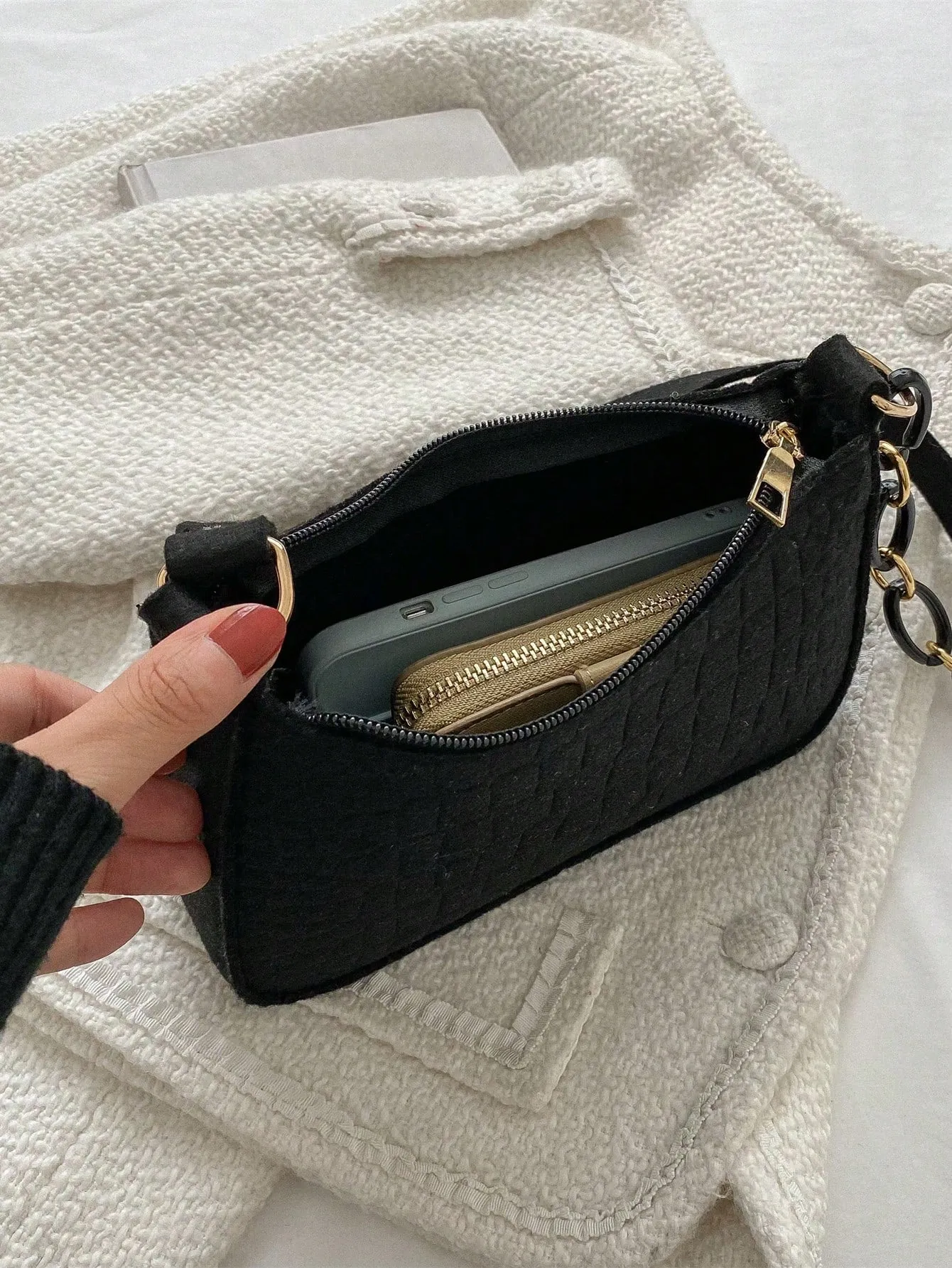 Crocodile Pattern Minimalist Shoulder Bag with Metal Chain - Black
