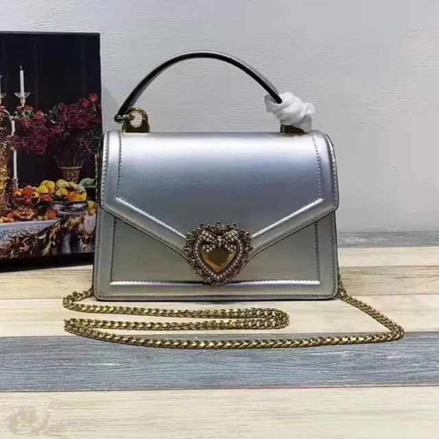 ladies  metal chain luxury pearl buckle bag