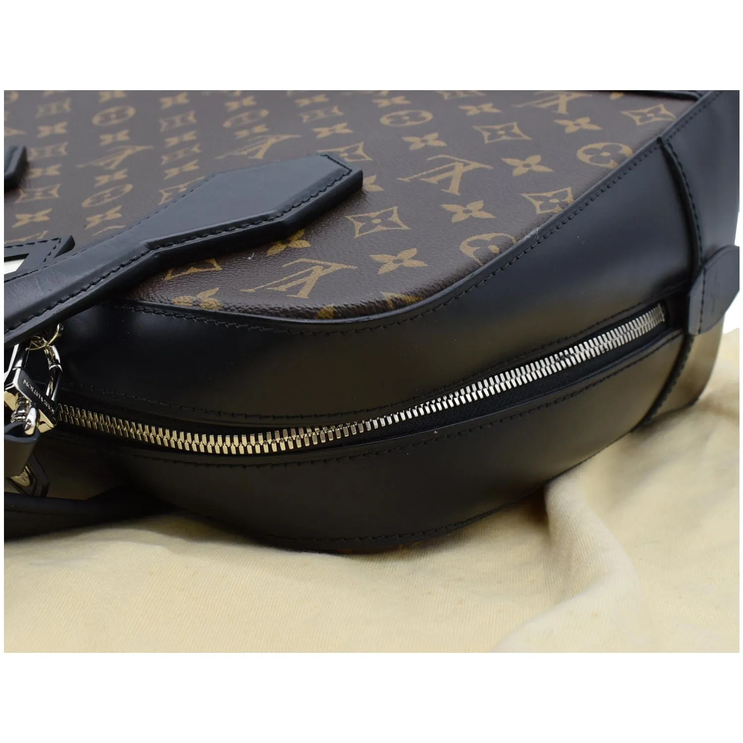 LOUIS VUITTON Dora MM Monogram Canvas Shoulder Bag Brown