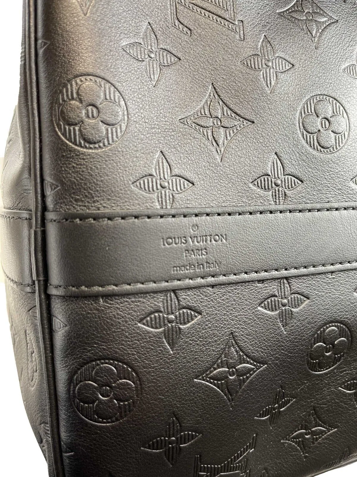 Louis Vuitton - Excellent - Keepall Bandoulière 50 - Black Duffle w/ Strap