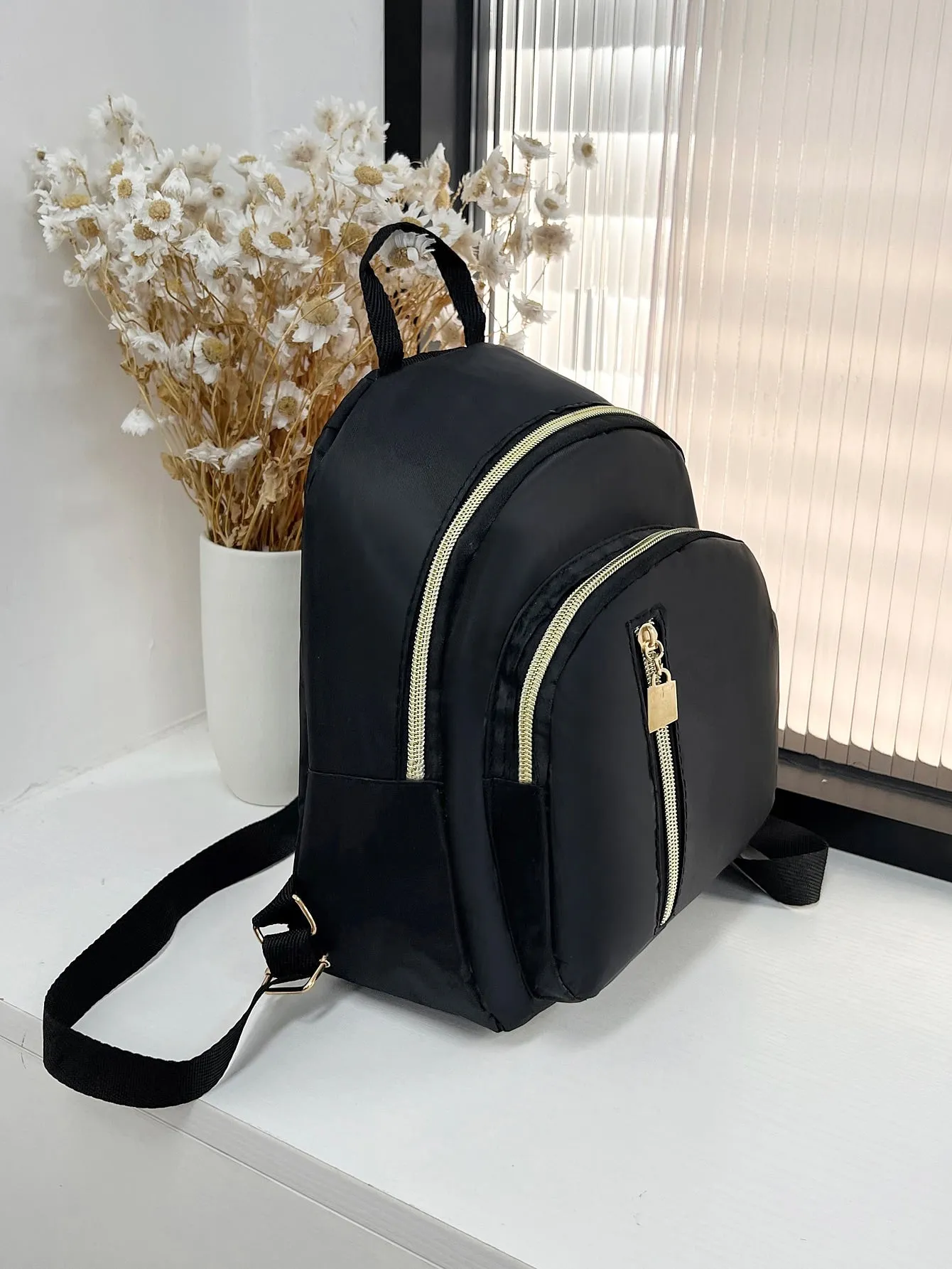 Minimalist Zipper Classic Backpack