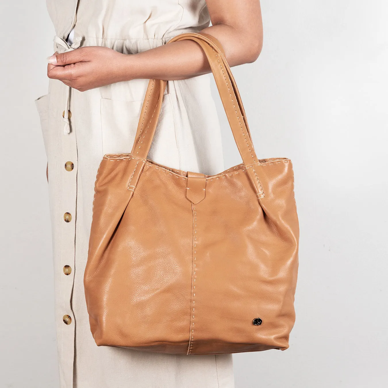 Novuka : Ladies Leather Handbag in Tan Vintage