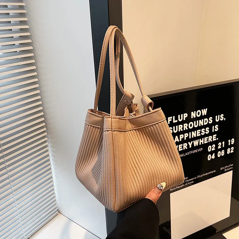 REALAIOT 2025 This year, niche hand-carried bucket bags women's bags popular new commuting versatile fashion Popular style shoulder messenger bags are popular.
