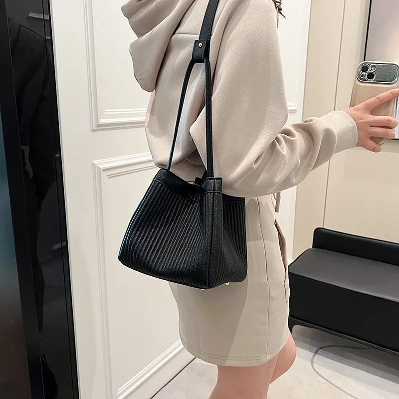 REALAIOT 2025 This year, niche hand-carried bucket bags women's bags popular new commuting versatile fashion Popular style shoulder messenger bags are popular.