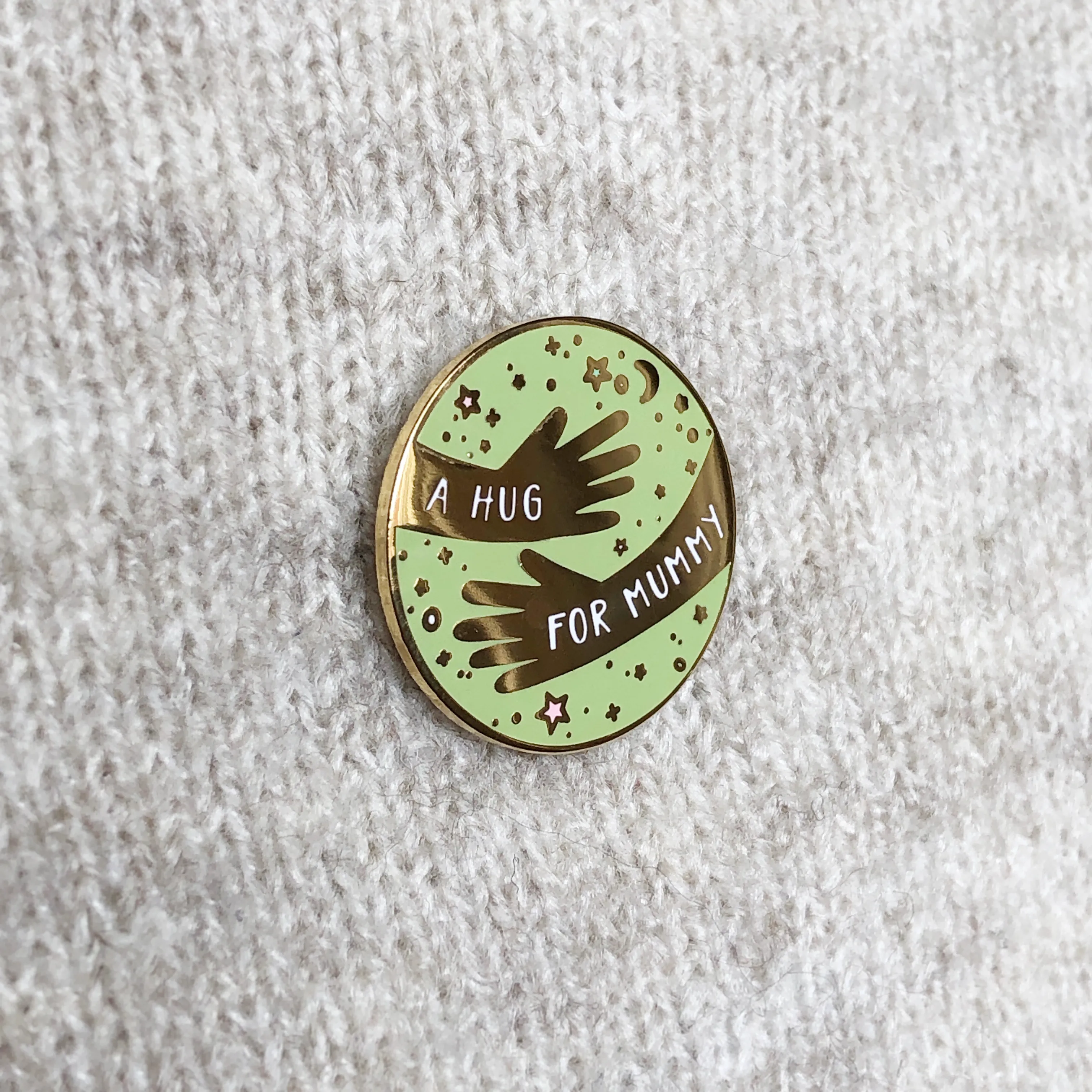 SECONDS / A Hug For Mummy Enamel Lapel Pin Badge