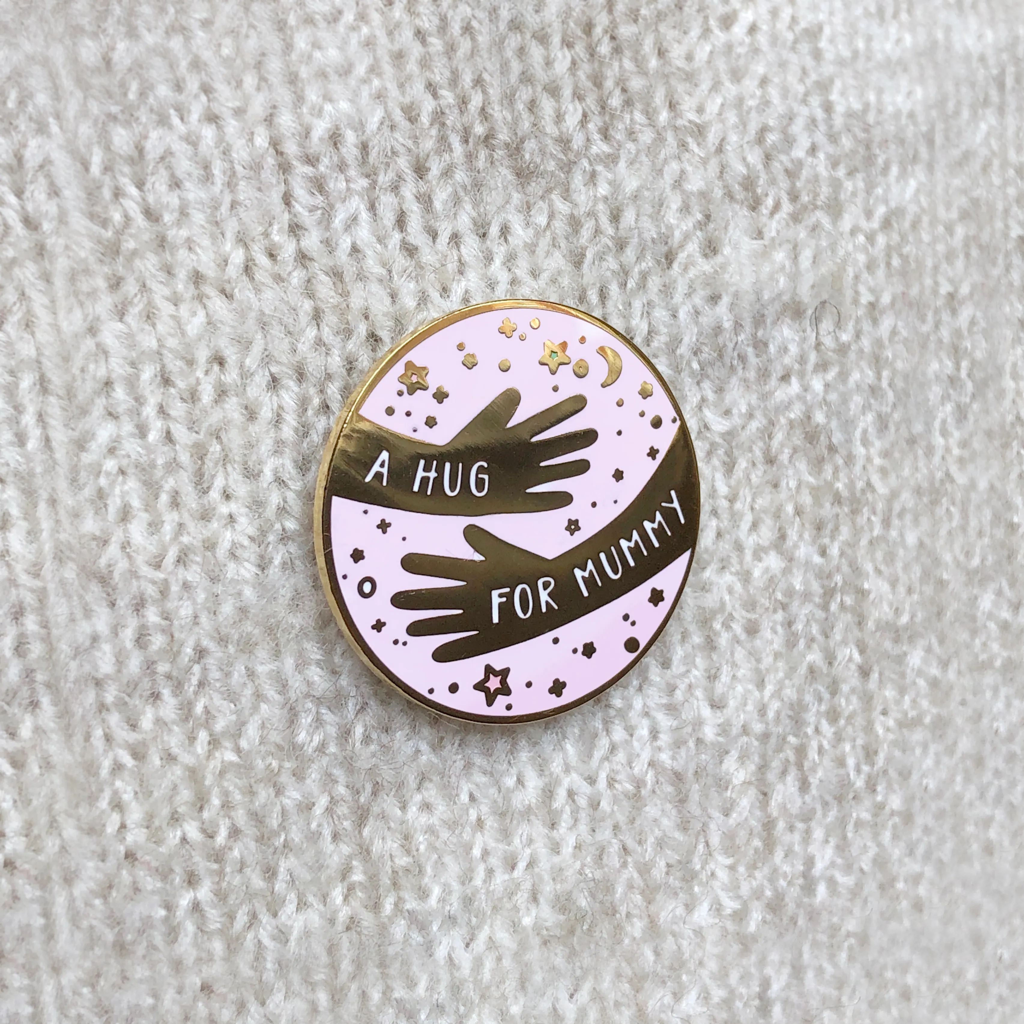 SECONDS / A Hug For Mummy Enamel Lapel Pin Badge