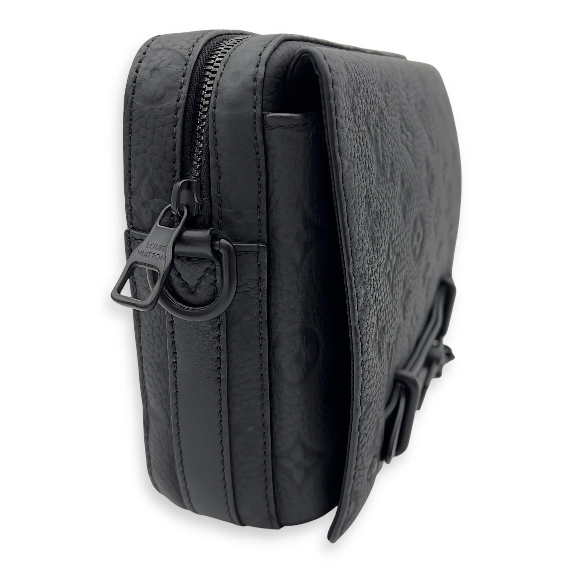 Steamer Black Messenger in Taurillon Leather, Lacquered Metal hardware