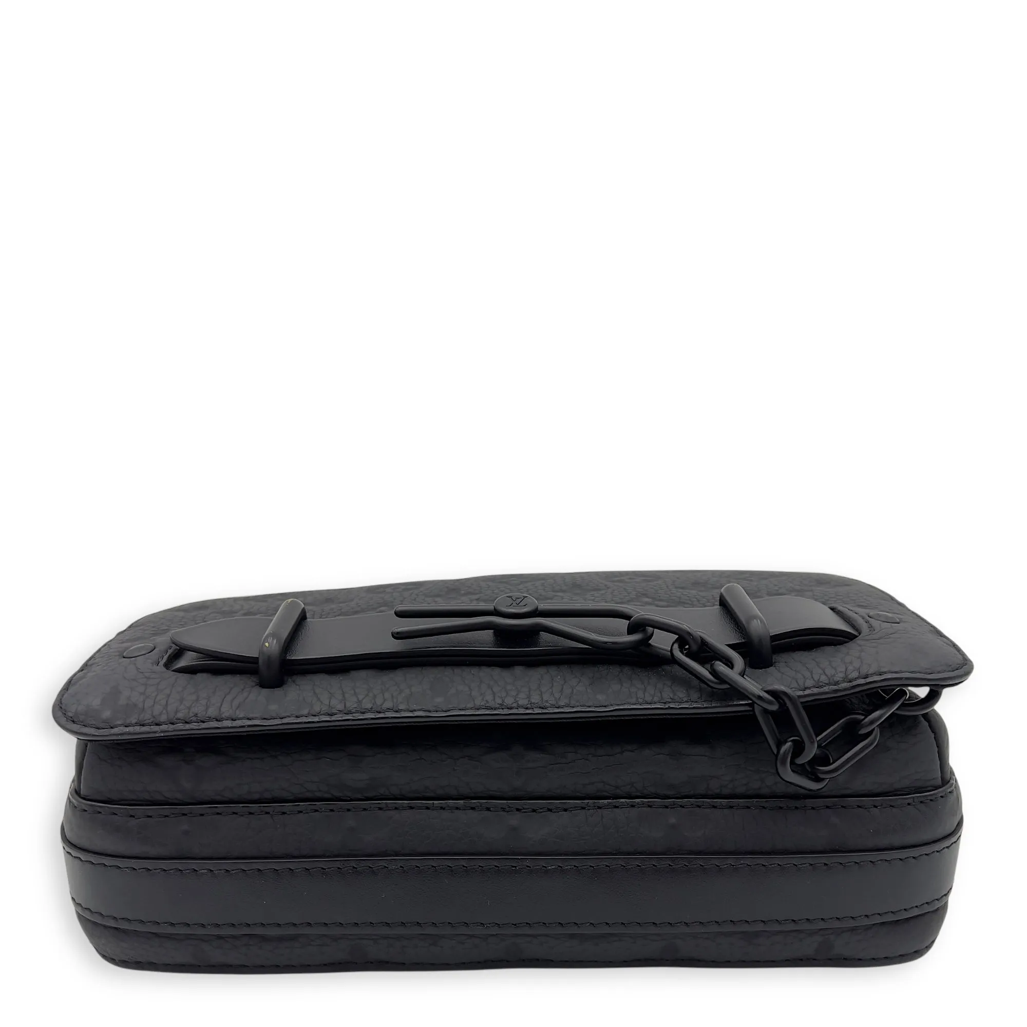 Steamer Black Messenger in Taurillon Leather, Lacquered Metal hardware