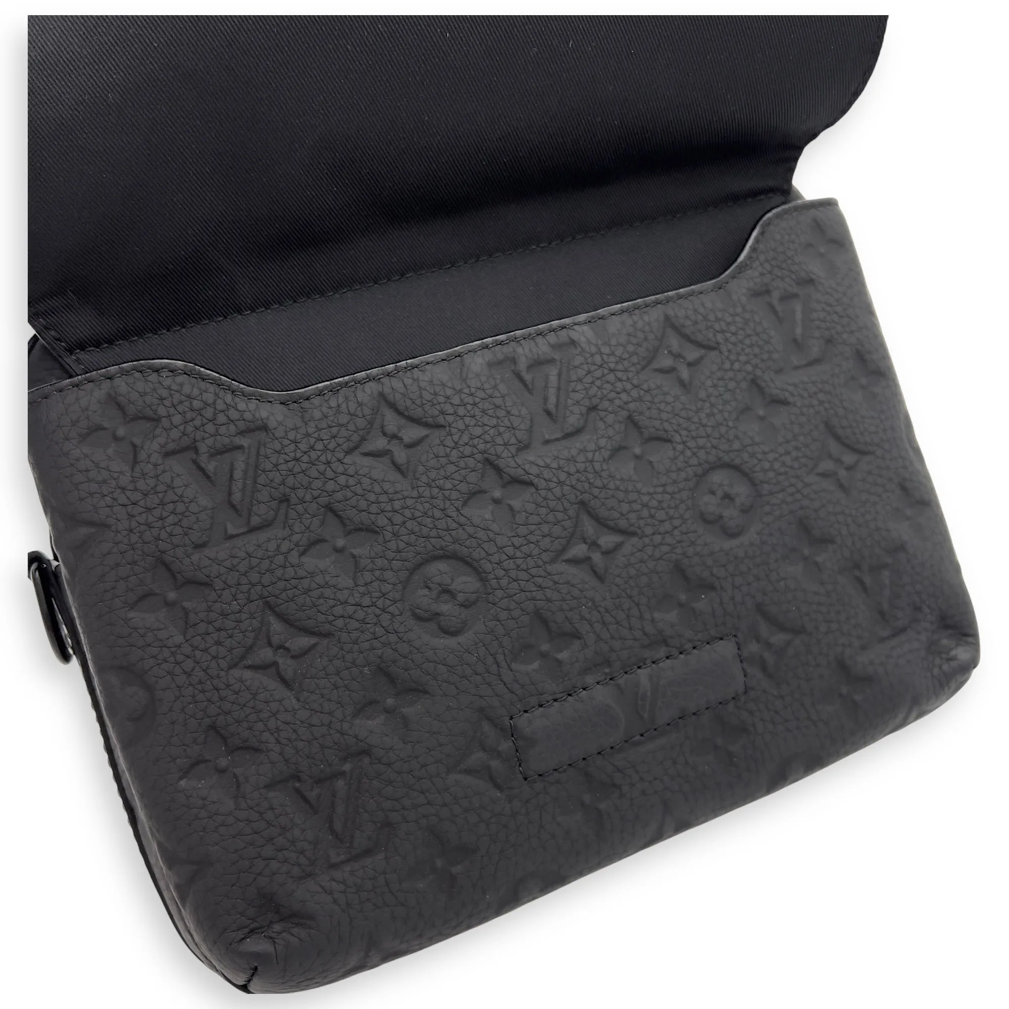 Steamer Black Messenger in Taurillon Leather, Lacquered Metal hardware