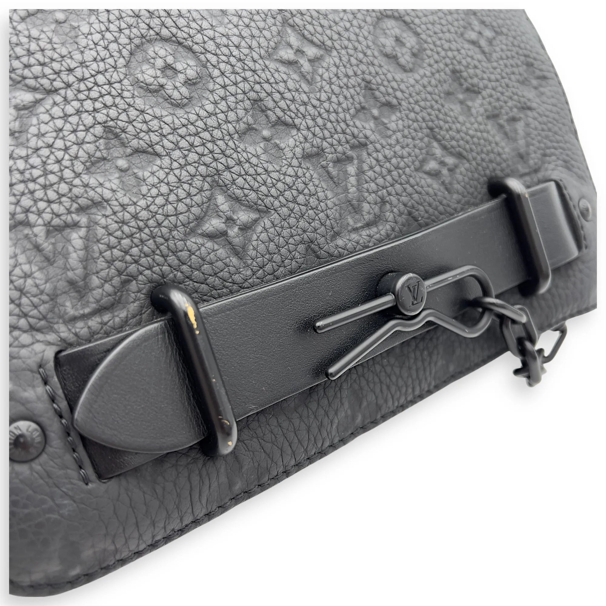 Steamer Black Messenger in Taurillon Leather, Lacquered Metal hardware