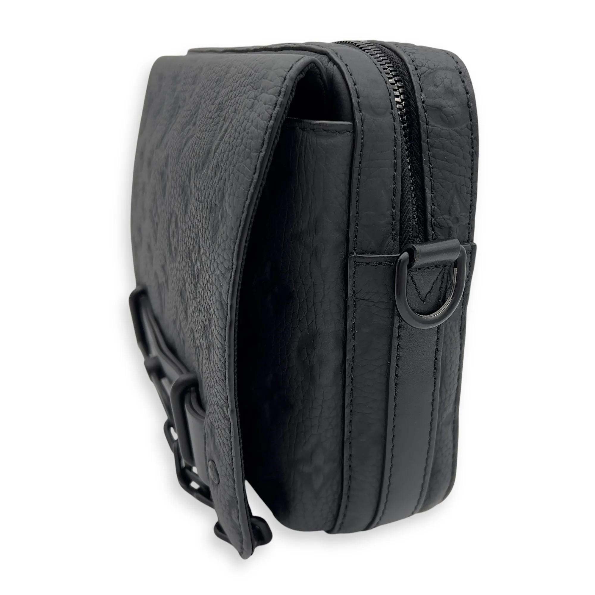 Steamer Black Messenger in Taurillon Leather, Lacquered Metal hardware